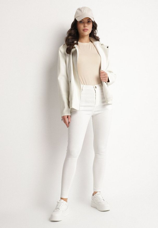 Born2be - Białe Dopasowane Jeansy z Bawełną i Wysokim Stanem Valrievia. Okazja: na co dzień. Stan: podwyższony. Kolor: biały. Wzór: aplikacja. Styl: casual, elegancki