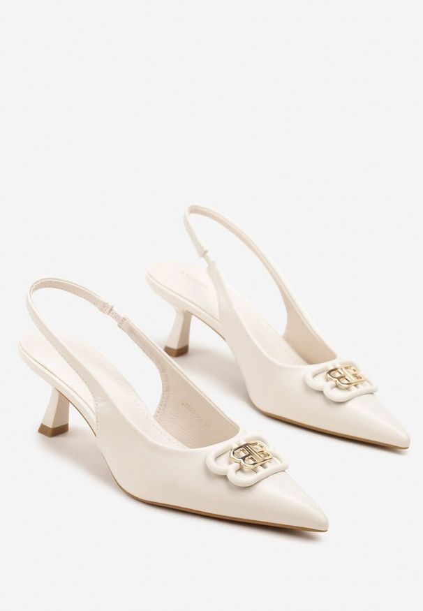 Renee - Beżowe Czółenka Sandały Vices na Kaczuszce Typu Slingback Ozdobione Metaliczną Aplikacją Lilarunea. Okazja: na co dzień. Kolor: beżowy. Materiał: jeans. Wzór: aplikacja. Sezon: lato. Obcas: na szpilce. Styl: casual, elegancki