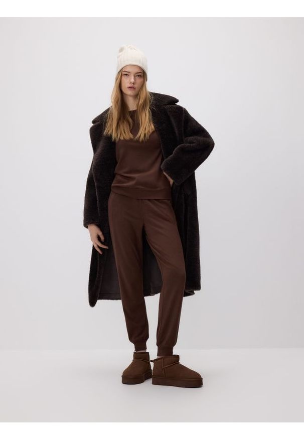 Reserved - Dzianinowe spodnie jogger - brązowy. Kolor: brązowy. Materiał: dzianina