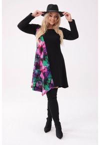 Moda Size Plus Iwanek - Bawełniana tunikowa asymetryczna sukienka Asymia z kwiatowym kontrastem PLUS SIZE XXL OVERSIZE. Okazja: na co dzień. Kolekcja: plus size. Materiał: bawełna. Długość rękawa: długi rękaw. Wzór: kwiaty. Sezon: zima, jesień. Typ sukienki: asymetryczne, oversize, dla puszystych. Styl: casual, elegancki