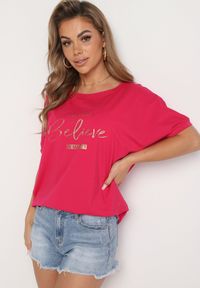 Born2be - Ciemnoróżowy Bawełniany T-shirt z Metalicznym Napisem Fronea. Kolor: różowy. Materiał: bawełna. Wzór: napisy