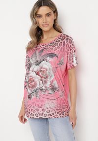Born2be - Różowy Bawełniany T-shirt o Fasonie Nietoperza z Metalicznym Nadrukiem Brielltia. Okazja: na co dzień. Kolor: różowy. Materiał: bawełna. Wzór: nadruk. Styl: klasyczny, casual, elegancki #5