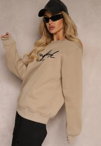 Renee - Ciemnobeżowa Bluza z Bawełną i Polarem Ozdobiona Haftowanym Napisem Radela. Kolor: beżowy. Materiał: polar, bawełna. Długość rękawa: długi rękaw. Długość: długie. Wzór: napisy, aplikacja, haft. Styl: klasyczny, elegancki #5