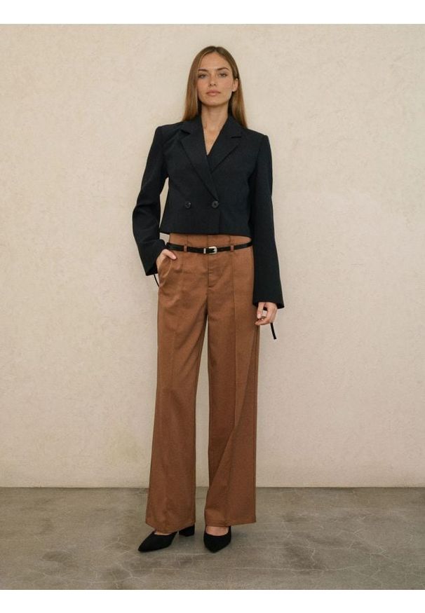 Sinsay - Eleganckie spodnie wide leg z paskiem - brązowy. Kolor: brązowy. Styl: elegancki