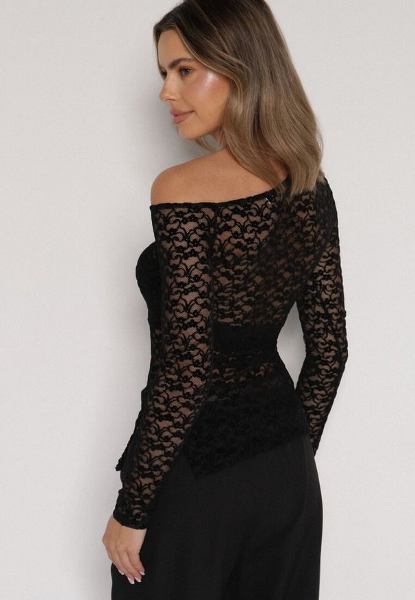 Born2be - Czarna Koronkowa Bluzka z Długim Rękawem i Asymetrycznym Dekoltem Liwedara. Okazja: na co dzień. Kolor: czarny. Materiał: koronka. Długość rękawa: długi rękaw. Długość: długie. Styl: casual, elegancki, klasyczny