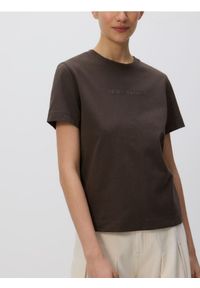 Reserved - Bawełniany t-shirt z nadrukiem - brązowy. Kolor: brązowy. Materiał: bawełna. Wzór: nadruk