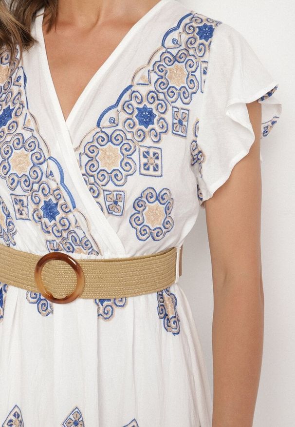 Born2be - Biało-Niebieska Wiskozowa Sukienka z Paskiem w Ornamentny Wzór Nilorine. Okazja: na co dzień, na spacer. Kolor: niebieski. Materiał: wiskoza. Typ sukienki: kopertowe. Styl: elegancki, klasyczny, casual