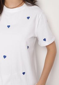 Born2be - Biało-Niebieski T-shirt z Bawełny w Serca Kolavelle. Okazja: na co dzień, na spacer. Kolor: biały. Materiał: bawełna. Styl: klasyczny, casual #6