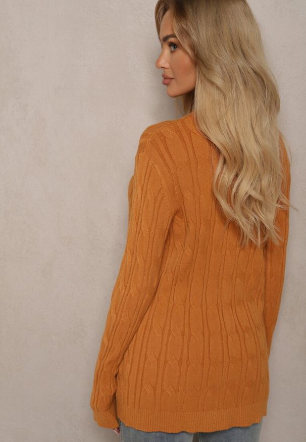 Renee - Jasnobrązowy Sweter z Wiskozą Ozdobiony Tłoczeniem Savra. Kolor: brązowy. Materiał: wiskoza. Wzór: aplikacja. Sezon: zima