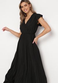 Born2be - Czarna Sukienka Maxi Plisowana z Kopertową Górą Rozkloszowany Fason Anelea. Okazja: na imprezę, na randkę. Kolor: czarny. Typ sukienki: kopertowe, rozkloszowane. Długość: maxi #6