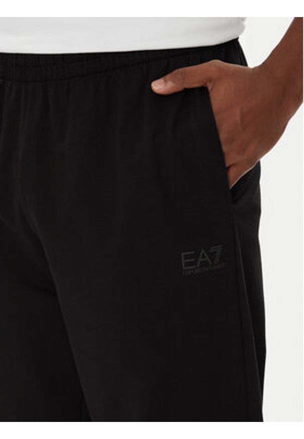 EA7 Emporio Armani Dres 7M000235 AF13512 UC001 Czarny Regular Fit. Kolor: czarny. Materiał: bawełna