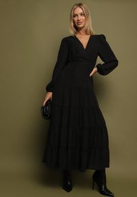 Born2be - Czarna Rozkloszowana Sukienka Vices z Kopertowym Dekoltem Reslosa. Okazja: na co dzień. Typ kołnierza: dekolt w serek. Kolor: czarny. Materiał: jeans. Typ sukienki: kopertowe. Styl: casual #3