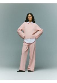 Reserved - Spodnie z paskiem - różowy. Kolor: różowy. Materiał: tkanina #1