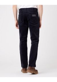 Wrangler - WRANGLER TEXAS SLIM MĘSKIE SPODNIE SZTRUKSOWE DARK NAVY W12SECXAE 112320130. Okazja: na co dzień. Materiał: sztruks. Styl: klasyczny, elegancki, casual #4