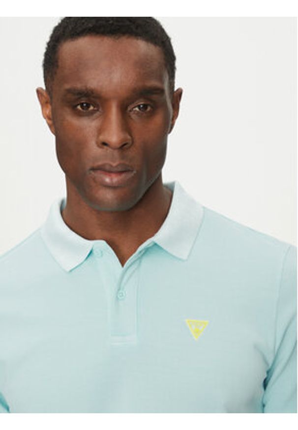 Guess Polo F5GP00 K9WF1 Turkusowy Regular Fit. Typ kołnierza: polo. Kolor: turkusowy. Materiał: bawełna