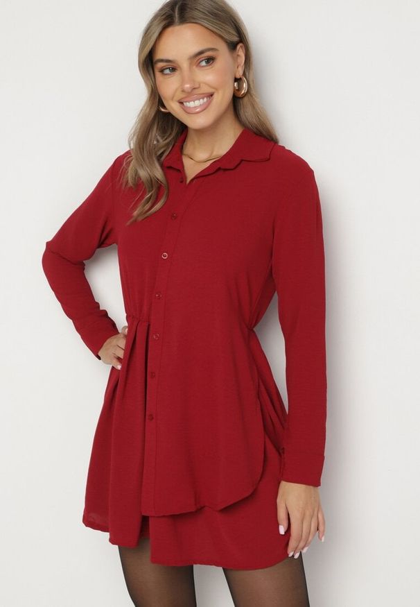 Born2be - Bordowa Asymetryczna Sukienka o Koszulowym Kroju z Gumką w Talii Elodina. Kolor: czerwony. Długość rękawa: długi rękaw. Typ sukienki: koszulowe, asymetryczne. Styl: elegancki, sportowy