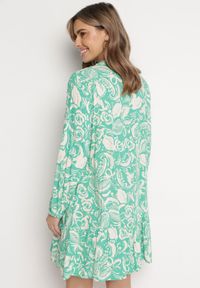 Born2be - Zielona Koszulowa Sukienka Mini o Rozkloszowanym Fasonie z Kwiatowym Motywem Hexama. Typ kołnierza: kołnierzyk stójkowy. Kolor: zielony. Długość rękawa: długi rękaw. Wzór: kwiaty. Sezon: wiosna, lato. Typ sukienki: koszulowe. Długość: mini #3