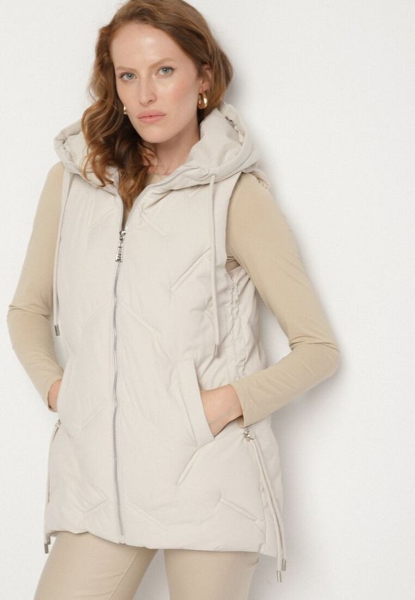 Born2be - Biała Casualowa Kamizelka z Kapturem i Pikowanymi Przeszyciami Caletta. Okazja: na co dzień. Typ kołnierza: kaptur. Kolor: biały. Materiał: jeans. Styl: casual