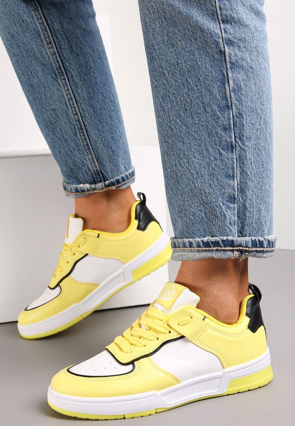 Renee - Żółte Sneakersy z Imitacji Skóry z Kolorowymi Wstawkami Cardatea. Kolor: żółty. Materiał: skóra. Szerokość cholewki: normalna. Wzór: kolorowy. Sezon: lato