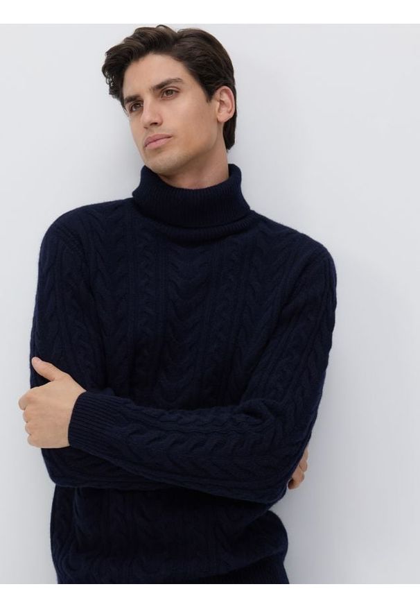 Reserved - Wełniany golf o warkoczowym splocie - granatowy. Typ kołnierza: golf. Kolor: niebieski. Materiał: wełna. Wzór: ze splotem
