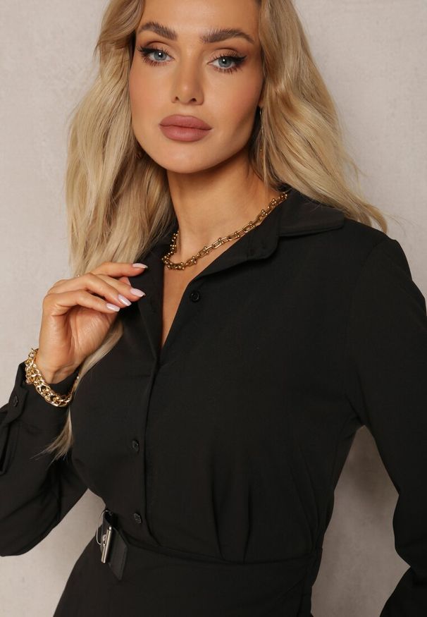 Renee - Czarna Koszulowa Sukienka Utility z Plisowaną Asymetryczną Spódnicą z Paskiem Mussoria. Kolor: czarny. Typ sukienki: asymetryczne, koszulowe