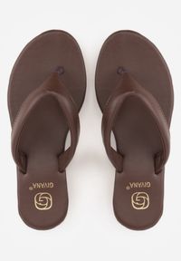 Born2be - Brązowe Klapki Japonki z Imitacji Skóry na Płaskiej Podeszwie w Klasycznym Stylu Evadise. Okazja: na co dzień. Kolor: brązowy. Materiał: skóra. Sezon: wiosna, lato. Obcas: na płaskiej podeszwie. Styl: klasyczny #9