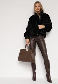 Born2be - Czarna Futrzana Kurtka Ozdobiona Kieszeniami Vetilina. Okazja: na co dzień. Kolor: czarny. Materiał: futro. Wzór: aplikacja. Styl: casual, elegancki #6