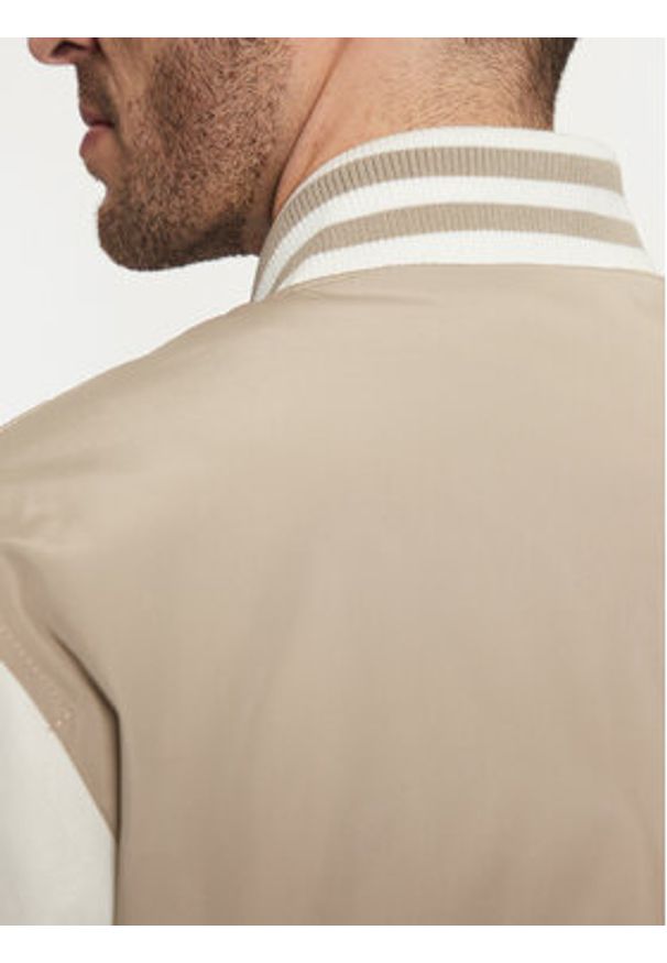 Guess Kurtka bomber M5RL19 WGU82 Khaki Regular Fit. Kolor: beżowy, brązowy. Materiał: syntetyk