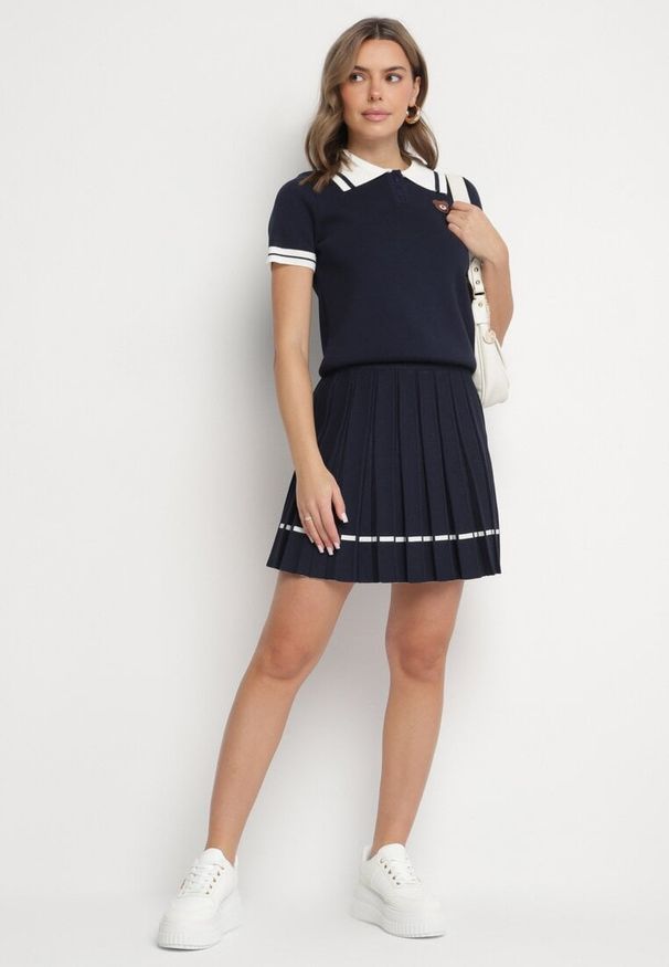 Born2be - Granatowy Komplet Dzianinowy z Wiskozą Koszulka Polo i Plisowana Spódnica Nelreis. Kolor: niebieski. Materiał: dzianina, wiskoza. Wzór: aplikacja