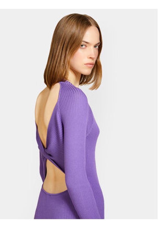 Sisley Sukienka dzianinowa 1B7YMV00M Fioletowy Slim Fit. Kolor: fioletowy. Materiał: syntetyk