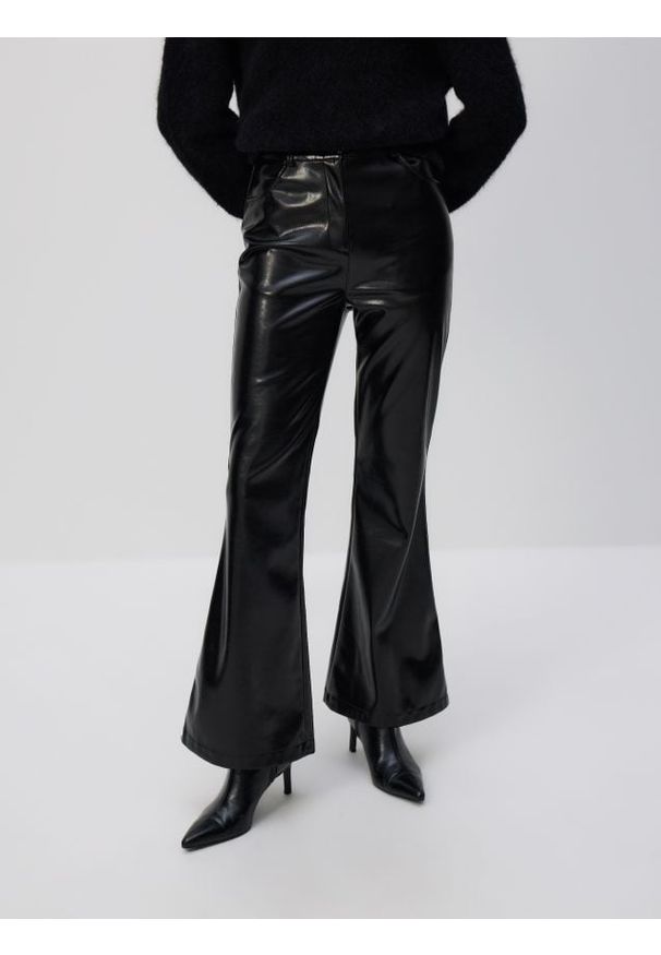 Reserved - Spodnie z imitacji skóry - czarny. Kolor: czarny. Materiał: skóra