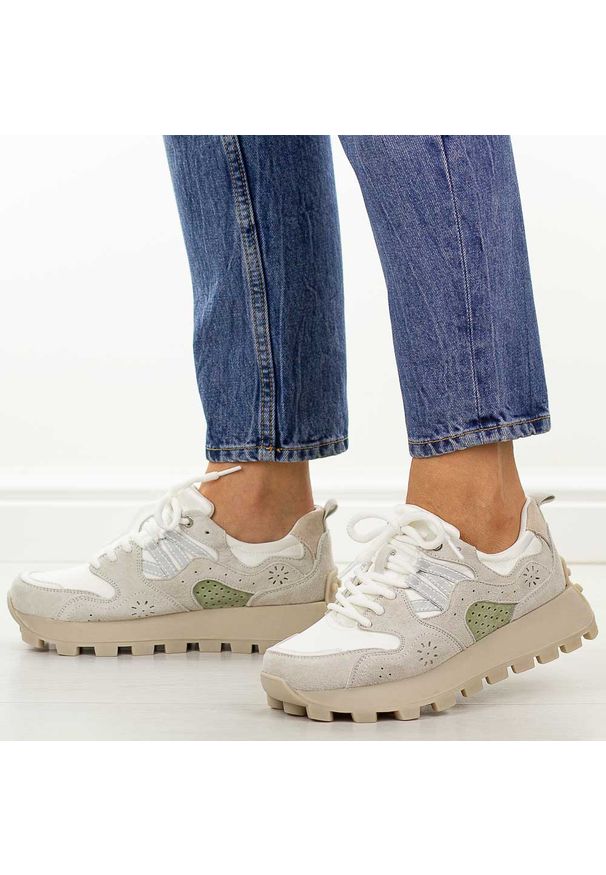 Białe skórzane półbuty damskie Filippo Dp7560/26. Okazja: na co dzień. Nosek buta: okrągły. Kolor: szary. Materiał: skóra, tkanina. Szerokość cholewki: normalna. Sezon: wiosna, lato. Obcas: na platformie. Styl: elegancki, casual, klasyczny, sportowy