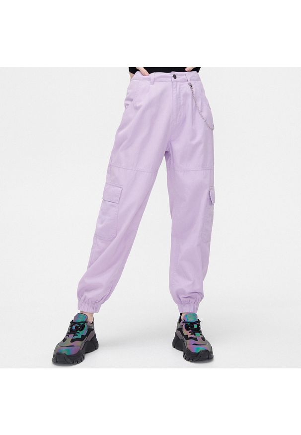 Cropp - Fioletowe spodnie cargo z łańcuchem - Fioletowy. Kolor: fioletowy. Materiał: bawełna, tkanina