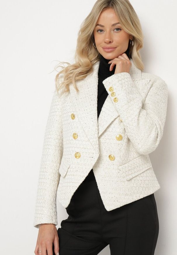 Born2be - Jasnobeżowa Dwurzędowa Marynarka Taliowana w Tweedowym Stylu z Imitacją Kieszeni Liolia. Okazja: na co dzień. Kolor: beżowy. Styl: elegancki, casual