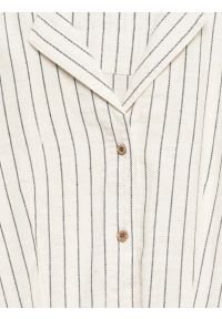 Big-Star - Sukienka damska midi koszulowa w prążek perłowa Kemesi 103. Okazja: na co dzień, do pracy. Typ kołnierza: kołnierzyk klasyczny. Kolor: kremowy. Wzór: prążki. Typ sukienki: koszulowe. Materiał: tkanina, len. Długość rękawa: krótki rękaw. Sezon: lato. Styl: casual, elegancki, klasyczny. Długość: midi #2