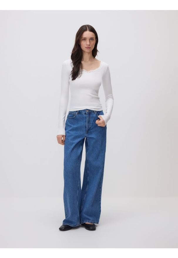 Reserved - Bluzka z koronką - biały. Kolor: biały. Materiał: koronka. Wzór: koronka