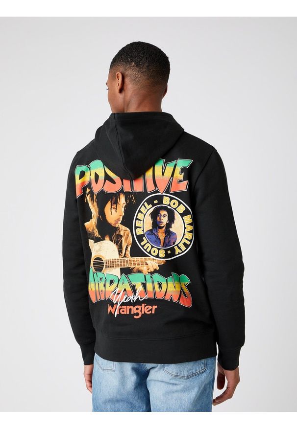 Wrangler - MĘSKA BLUZA Z KAPTUREM WRANGLER VIBRATIONS HOODY BLACK W680H1100 112141473. Typ kołnierza: kaptur