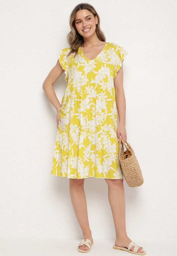 Born2be - Żółta Bawełniana Sukienka o Rozkloszowanym Kroju w Kwiaty Libella. Okazja: do pracy, na co dzień. Kolor: żółty. Materiał: bawełna. Wzór: kwiaty. Typ sukienki: proste, rozkloszowane. Styl: elegancki, casual