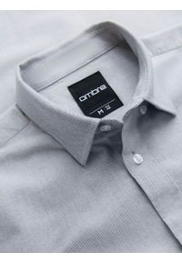 Ombre Clothing - Elegancka koszula męska oxford z haftem i kieszonką – jasnoszara V2 - Rozmiar: S. Okazja: na spotkanie biznesowe, do pracy. Typ kołnierza: kołnierzyk klasyczny. Kolor: szary. Materiał: tkanina, bawełna. Wzór: haft. Styl: elegancki #7