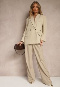 Renee - Jasnobeżowa Pudełkowa Marynarka Oversize o Dwurzędowym Fasonie z Dodatkowym Guzikiem Pasmira. Okazja: na co dzień. Kolor: beżowy. Materiał: jeans. Wzór: aplikacja. Styl: elegancki, casual #4