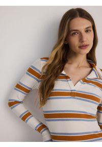 Reserved - Longsleeve polo w paski - kremowy. Typ kołnierza: polo. Kolor: kremowy. Materiał: wiskoza, dzianina. Długość rękawa: długi rękaw. Wzór: paski