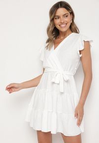 Born2be - Biała Kopertowa Sukienka Ozdobiona Falbanami i Paskiem Liliessa. Okazja: na co dzień. Typ kołnierza: dekolt w kształcie V. Kolor: biały. Wzór: aplikacja. Typ sukienki: kopertowe. Styl: klasyczny, casual, elegancki #6