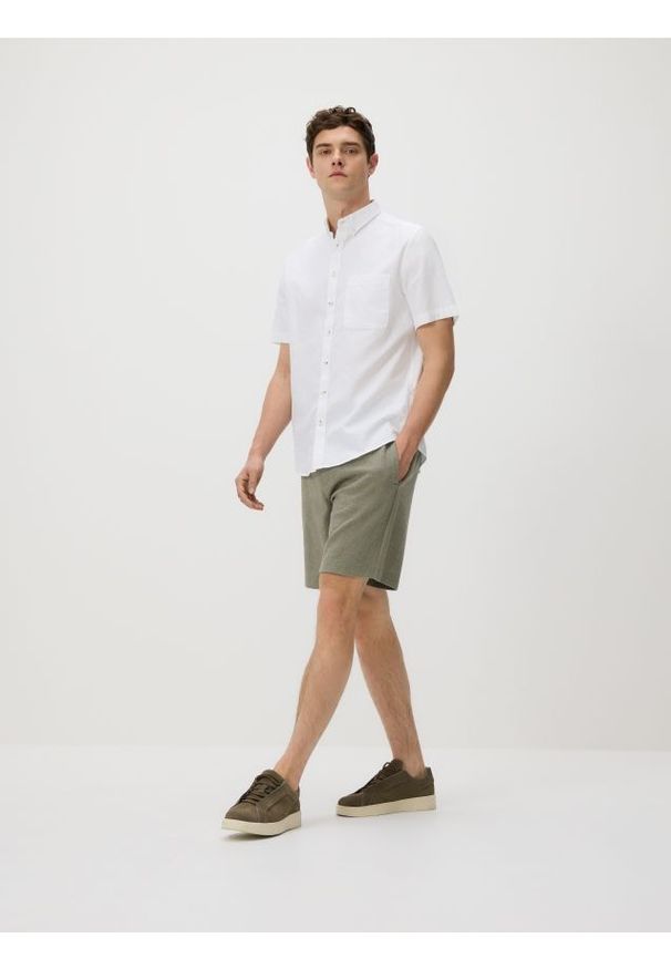 Reserved - Koszula regular z lnem - biały. Kolor: biały. Materiał: len