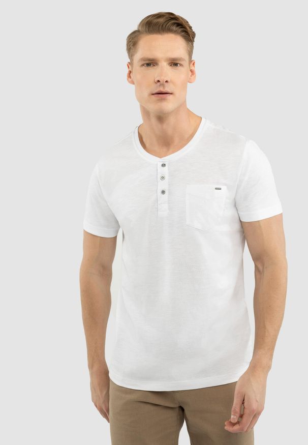 Volcano - T-shirt z rozpinanym dekoltem T-HUBRIS. Kolekcja: plus size. Kolor: biały. Materiał: włókno, materiał, bawełna. Długość rękawa: krótki rękaw. Długość: krótkie. Wzór: aplikacja. Styl: klasyczny