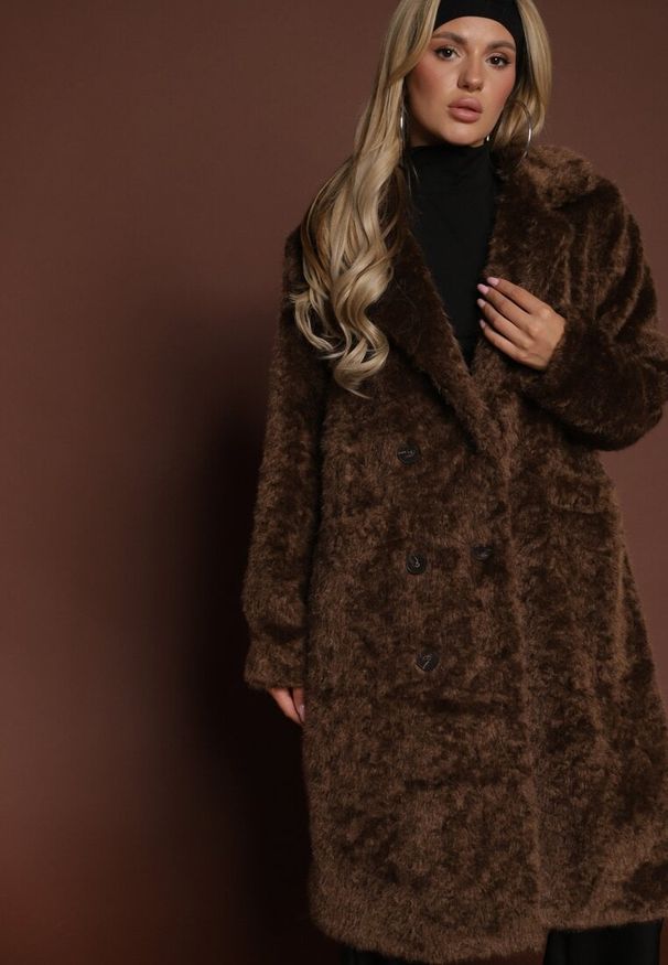 Renee - Brązowy Futrzany Płaszcz o Długim Kroju Typu Teddy Tadelia. Okazja: na co dzień. Kolor: brązowy. Materiał: futro. Długość: długie. Styl: klasyczny, casual