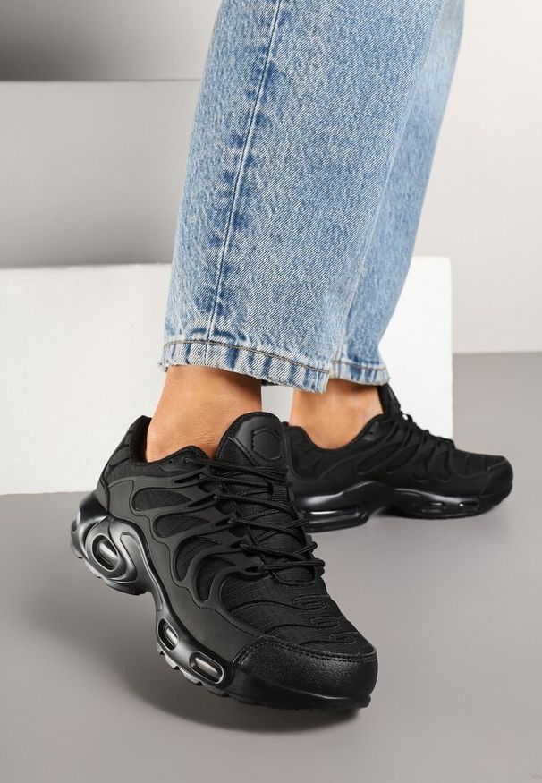 Born2be - Czarne Buty Sportowe Sneakersy Ozdobione Tłoczeniem Zolzivia. Okazja: na co dzień. Kolor: czarny. Materiał: jeans. Wzór: aplikacja. Obcas: na obcasie. Wysokość obcasa: niski