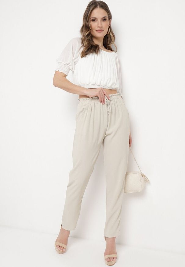 Born2be - Jasnobeżowe Spodnie o Luźnym Kroju z Gumką w Pasie Brisaela. Okazja: do pracy, na co dzień, na spotkanie biznesowe. Kolor: beżowy. Styl: casual, biznesowy