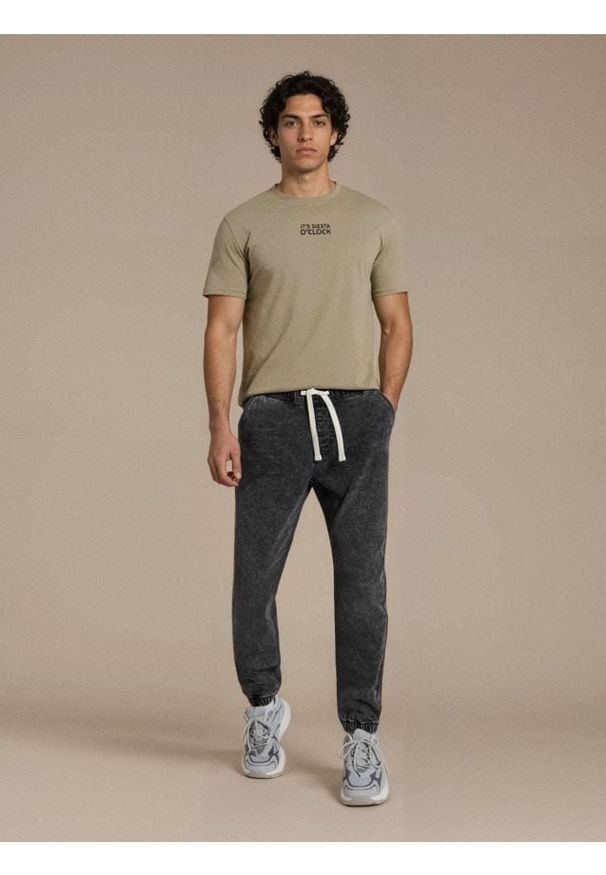 Sinsay - Jeansy jogger z efektem sprania - szary. Kolor: szary