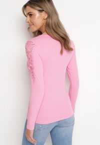 Born2be - Różowa Elastyczna Bluzka z Ozdobną Koronką Lithaa. Kolor: różowy. Materiał: koronka. Wzór: koronka #4