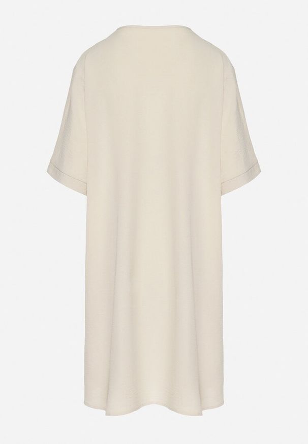 Born2be - Jasnobeżowa Sukienka Pudełkowa z Guzikami i Ozdobnymi Haftami Jenivanea. Okazja: na co dzień. Typ kołnierza: dekolt w serek. Kolor: beżowy. Materiał: skóra. Długość rękawa: długi rękaw. Wzór: haft. Styl: casual, elegancki